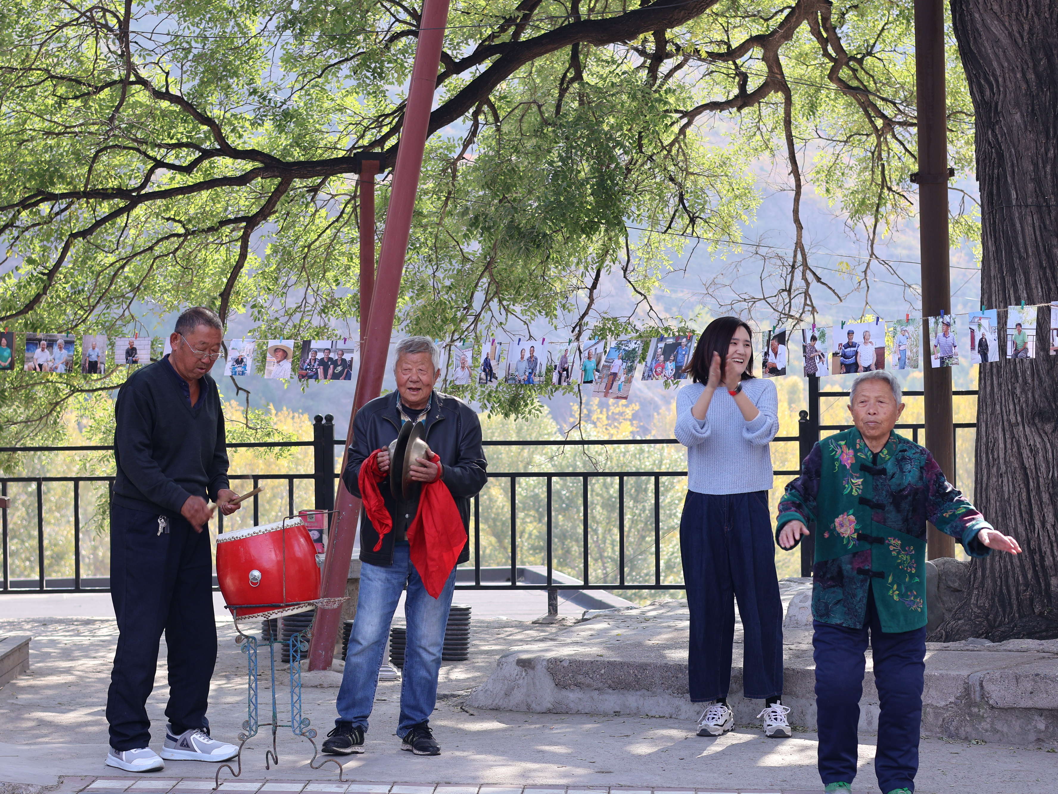 杜京珊（右二）在河南臺村鄉(xiāng)村攝影展現(xiàn)場。（河南臺村供圖）.JPG